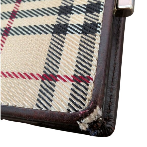 Burberry bi-fold wallet with a metal kiss-lock coin - Picture 8 of 10